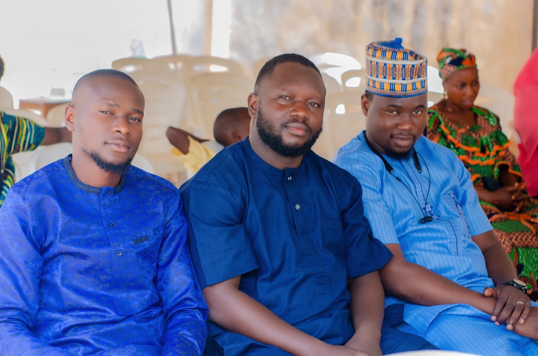 Elaw4musty1's tweet photo. Blood thicker than water https://t.co/mwAMPUUgrw