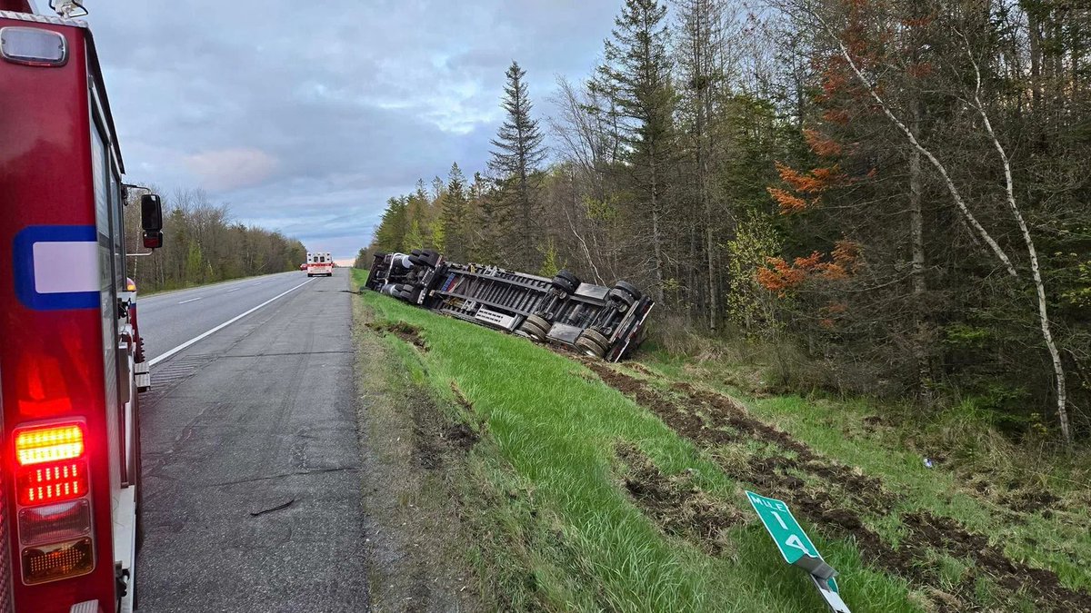 mainenewshound's tweet photo. 📛Bee Road Rage on Maine highway.
' UP to millions of angry bees flee from a tractor-trailer that crashed on I-95 in Clinton,Maine on Thursday Responders report being stung' #mepolitics #breaking #maine #bees #roadrage #interstateI95
story /photo credit WGME13 https://t.co/NbXhvbMZCP