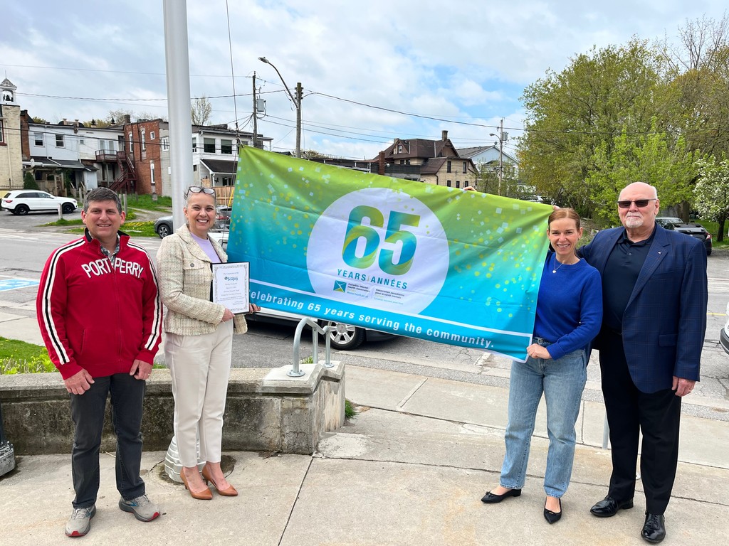 In celebration of Mental Health Week, we are raising flags across Durham Region. On Wednesday, Rina Short our Executive Director of Strategy Quality and Organizational Excellence joined Scugog Deputy Mayor Janna Guido, Council and Staff in raising the flag at city hall.
