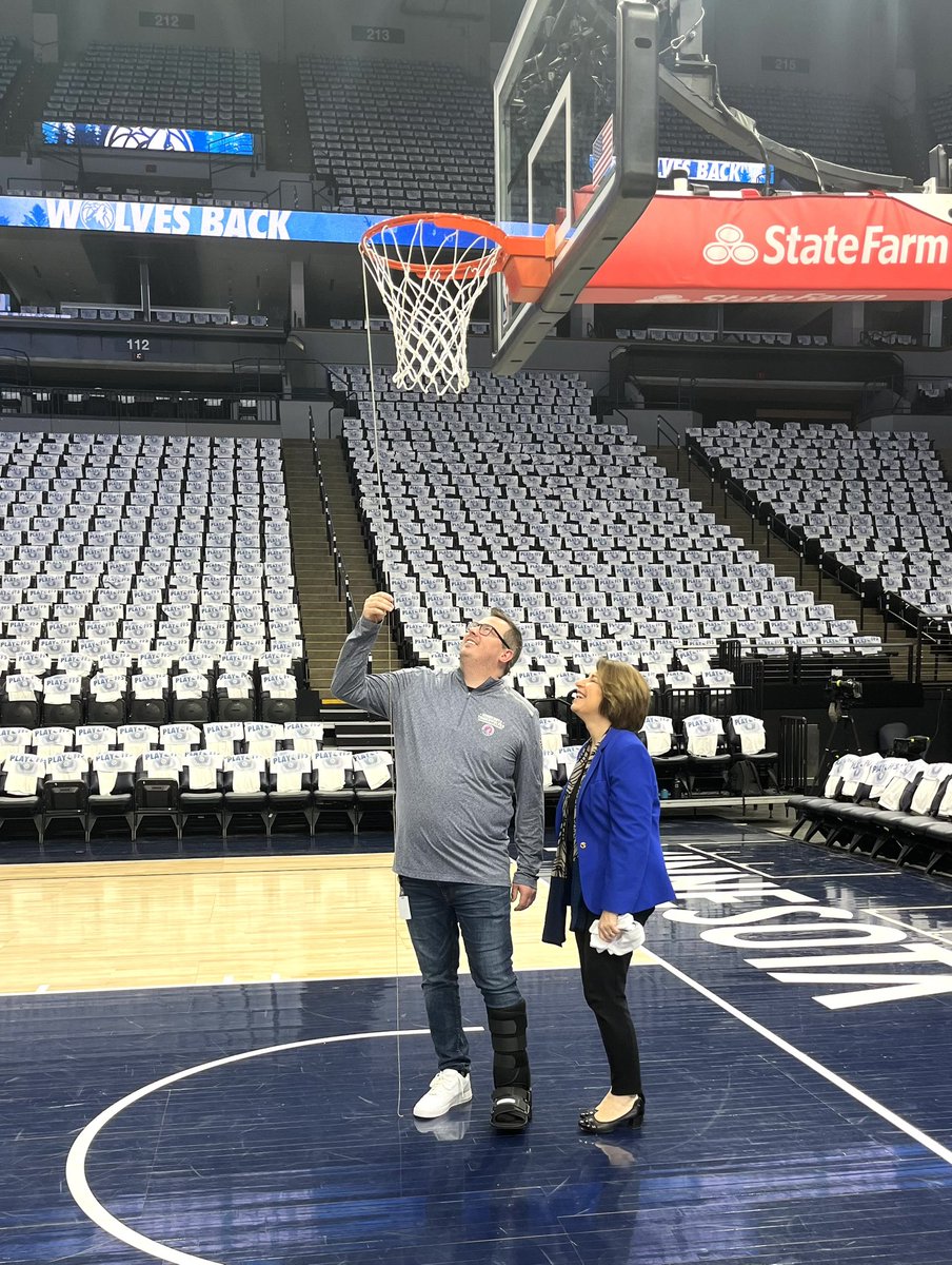 It’s ten feet! 

Minnesota is ready to host the big @Timberwolves 🏀 playoff game tonight! While  Naz Reid and the Antman may be more famous, I got to meet the guy who measures the rim height at 7:30 a.m. 

It’s all good.