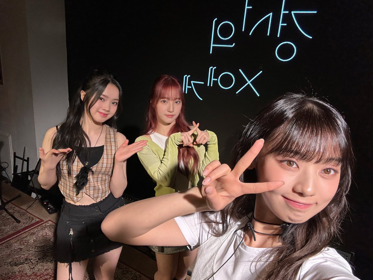 UNIS_offcl tweet picture