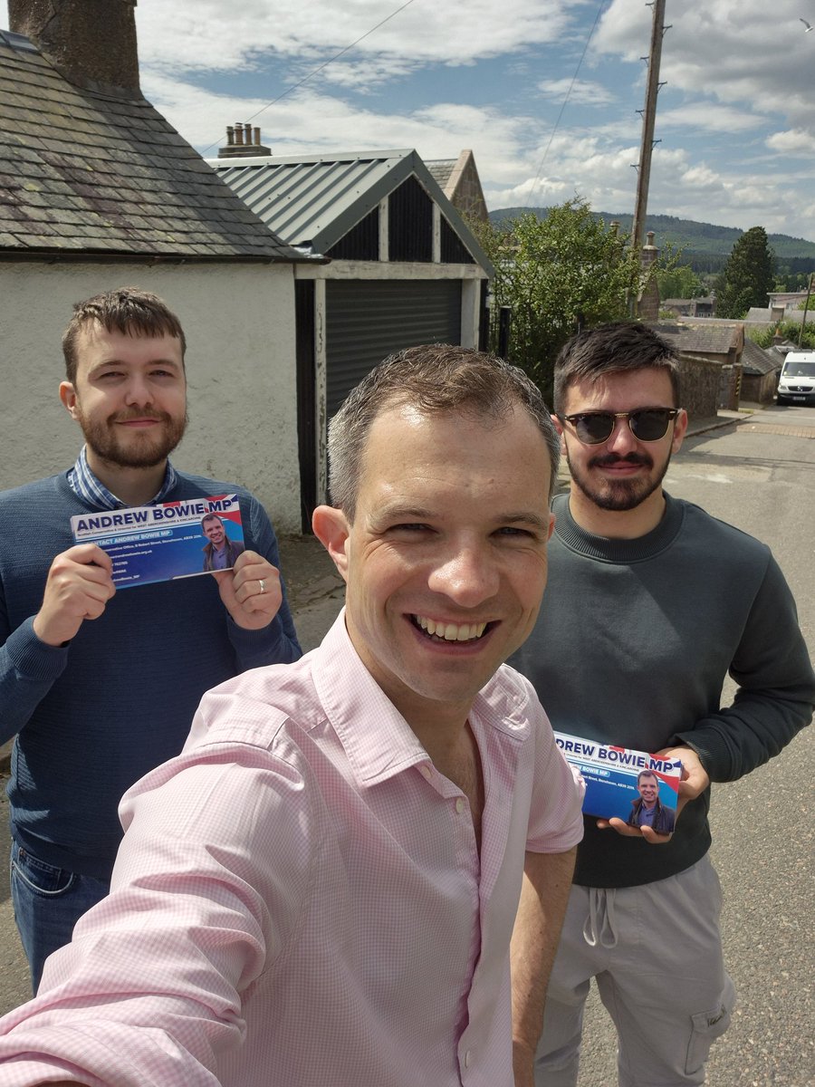 With weather like this, decided to pop out and knock on a few doors around Banchory this lunchtime. 'Any issues or concerns?' 'Only the SNP' was a regular exchange 😅☀️🇬🇧