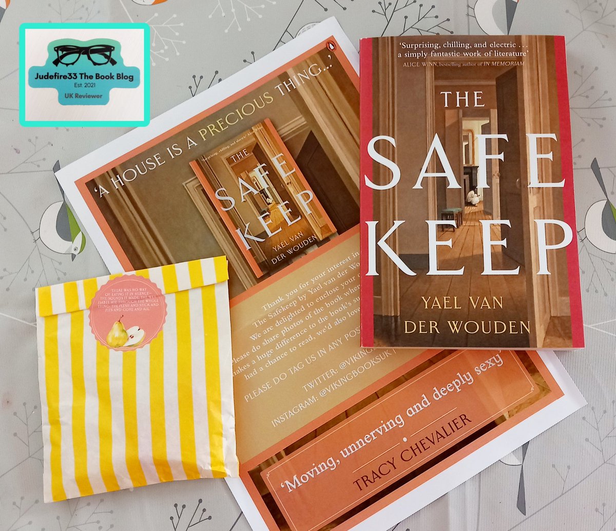 Surprise #BookMail from @VikingBooksUK #TheSafeKeep by #YaelVanDerWouden which sounds very intriguing! Thank you so much as it also came with #sweets 😋🥰 #SoGrateful #BookTwitter #BookBlogger #Books #BookTwt #BookChums #BookReviewer ❤️🙏🏻❤️