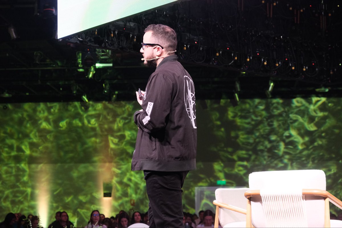 "La IA potencia nuestro trabajo y lo hace más eficiente. No se trata de convertirnos en otra profesión, sino en potenciar lo que ya soy y lo que hago."

<a href="/_rodrigomelian/">Rodrigo Melián</a> 
#marketers24