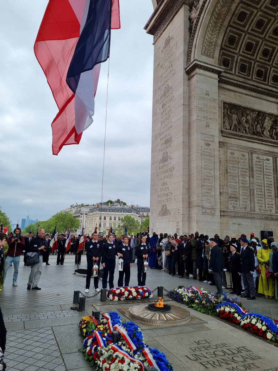 As part of the 'Année de La Libération', the Air Attaché was honoured to take part in the Ravivage marking the departure of the eternal flame 🔥 to the 🇬🇧 for the first time, where it will remain until #DDay80. Another important event encompassing the spirit of #EC120.