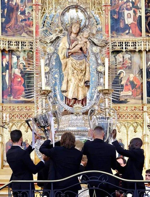 🇪🇸Em 2022 o Real Madrid dedicou troféu da Champions à Virgem Maria. 

O clube espanhol tem a tradição de dedicar o troféu à Virgem Maria na Catedral de Almudena. 

Este ano o time merengue está na final da UEFA podendo repetir novamente o título.
