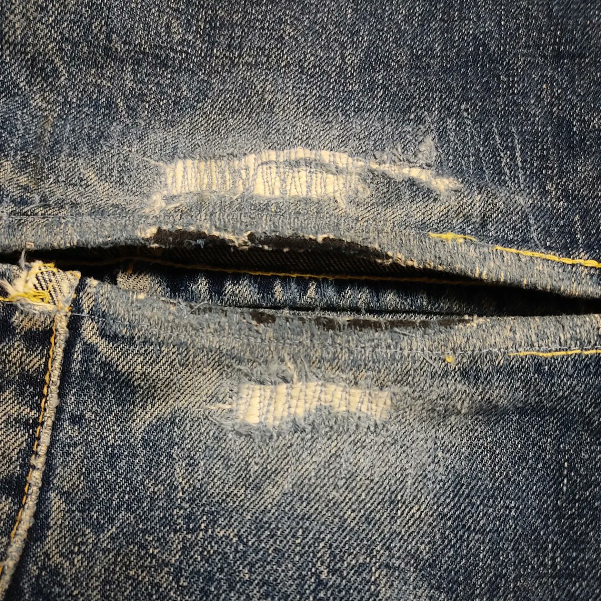 tak812's tweet photo. 裾の欠損部のリペアをやってみたかったんです。

しつけ糸を緯糸代わりに置いて、接着芯で固定。

ミシンでガーッと(⁠◔⁠‿⁠◔⁠)

あー楽しい。

裾のチェーンステッチは一部無くなってるので、スパン糸で補強で一周。

ほつれなければいいので(⁠◍⁠•⁠ᴗ⁠•⁠◍⁠)

なんとかうまくいった。 https://t.co/tSDGBF7CW6