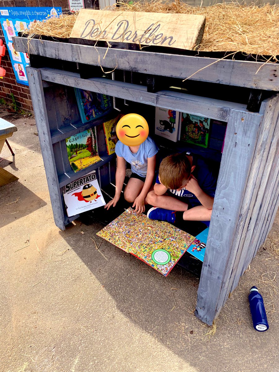 Our newest addition to outdoors, ‘Den Darllen’. Upcycled pallets and natural roof with grass seed. Cost £0 👌 our little friends eager to climb in and read outdoors 🙌 📚 @_OLW_ @healthyschools_ @PieCorbett #ysgolsaltneyferry #loveofreading #wellbeing #literacy