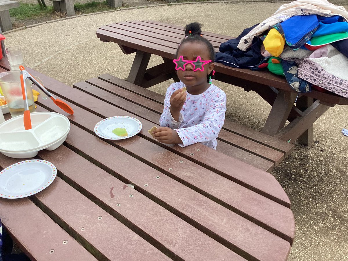 The nursery were dinning ‘alfresco’ yesterday. We took our snack to the nature garden and enjoyed a rolling snack whilst we played. We are loving being out in the sunshine ☀️. 
Please remember and bring in some suncream so we ensure to be safe in the sun.