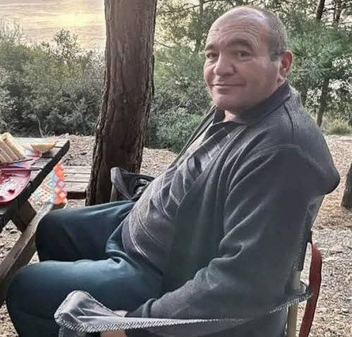 Yabancı uyruklu cinayetleri hız kesmiyor, dün bir Öğretmenimiz bugün çiftçimiz, yarın sıra kimde? Afyon'da çiftçi Mehmet Akşit, tarlasını sürerken arkasından gelen, yanında çalıştırdığı Suriyeli çoban tarafından boğazı kesilerek öldürüldü. Katil, evdeki parayı da alarak kaçtı.