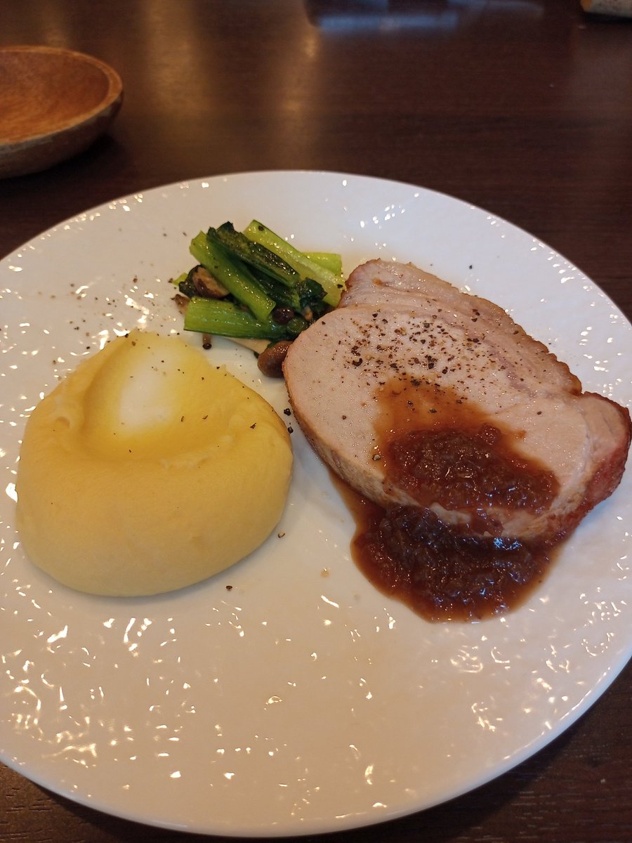 imanbigeye's tweet photo. Nice French restaurant in Asagaya. Only ¥2,000 for the lunch including dessert with coffee. One shef takes care of everything . Highly recommended.
#Bistro33 https://t.co/pE8fChAXuK
