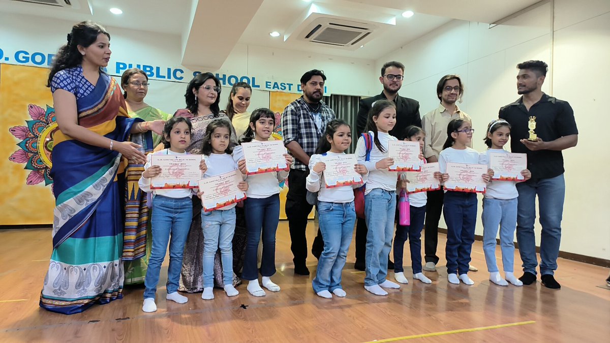 Iamankitlall's tweet photo. Thrilled to share that my Grade 1-2 kids snagged second prize in an Interschool competition in GD Goenka, Esst! 🏆 Such a proud moment and an amazing experience for them. #Proudteachers #InterschoolCompetition #SecondPrize @ashokkp @y_sanjay @pntduggal @ShandilyaPooja https://t.co/AFsxWZO1mA