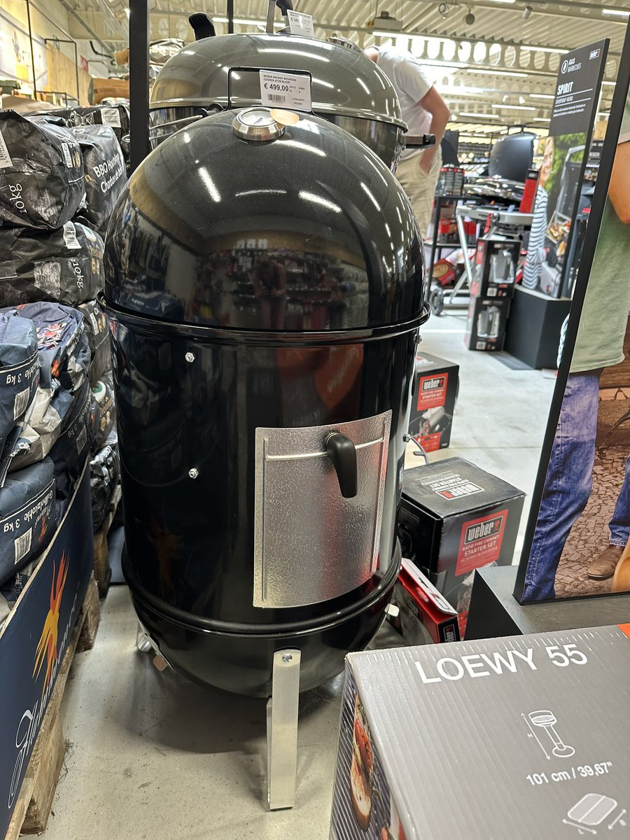 On the look for a bbq/smoker and came across this one. Would just buy it to turn it into R2D2 😂