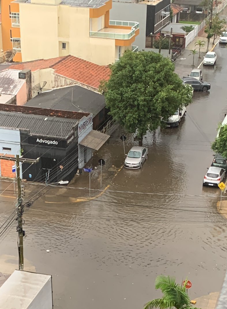 AGORA | Torres, no Litoral Norte, já tem pontos de alagamentos pela chuva forte. <a href="/aninhaachemin/">Aninha Chemin 🧉</a>