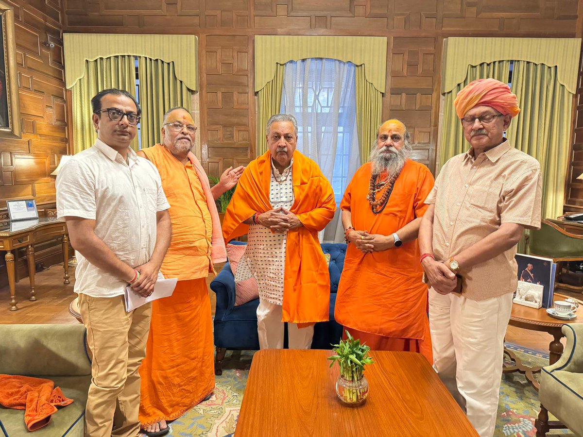 जोधपुर महाराजा गज सिंह जी, के साथ  श्रीमंहत नारायण गिरि जी महाराज, श्रीमहन्त मोहन भारती जी महाराज, रावल किसन सिंह जी जसोल धाम, धर्म चर्चा करते हुए