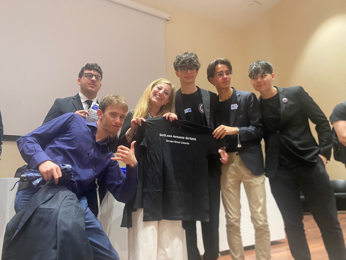 team_MAST_'s tweet photo. Festa dell’Europa 2024 
#ASOC2324
#edcaserta
#dottoressagirfatti
#dottoressalafaci
#liceoscientificofermiparete
#mastteam
#blockchain https://t.co/obGl3LyDN0