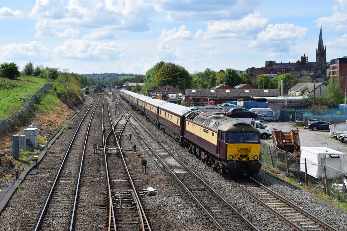 Northern Belle empties at the spot you're all probably well accustomed to now... @westcoastrail's 57313 'Scarborough Castle' leading, with 47815 'Great Western' on the rear end, passing through the town of the Crooked Spire...

#northernbelle #chesterfield #class57 #class47
