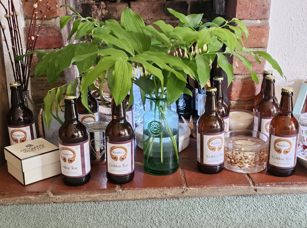 Tess_Machling's tweet image. When the @BoudiccaBrewing fairy has been to visit! ❤️❤️

Yum! 

#Archaeology #Torcs #Gold #BoudicaFriday