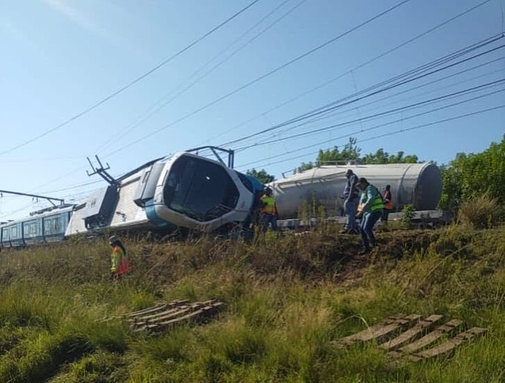 A passenger train derailed between Hammarsdale and Cato Ridge in KwaZulu-Natal on Friday morning, sparking a rapid emergency response and disrupting service on the busy commuter route. The full extent of the damage and casualties is still being assessed The cause of the…