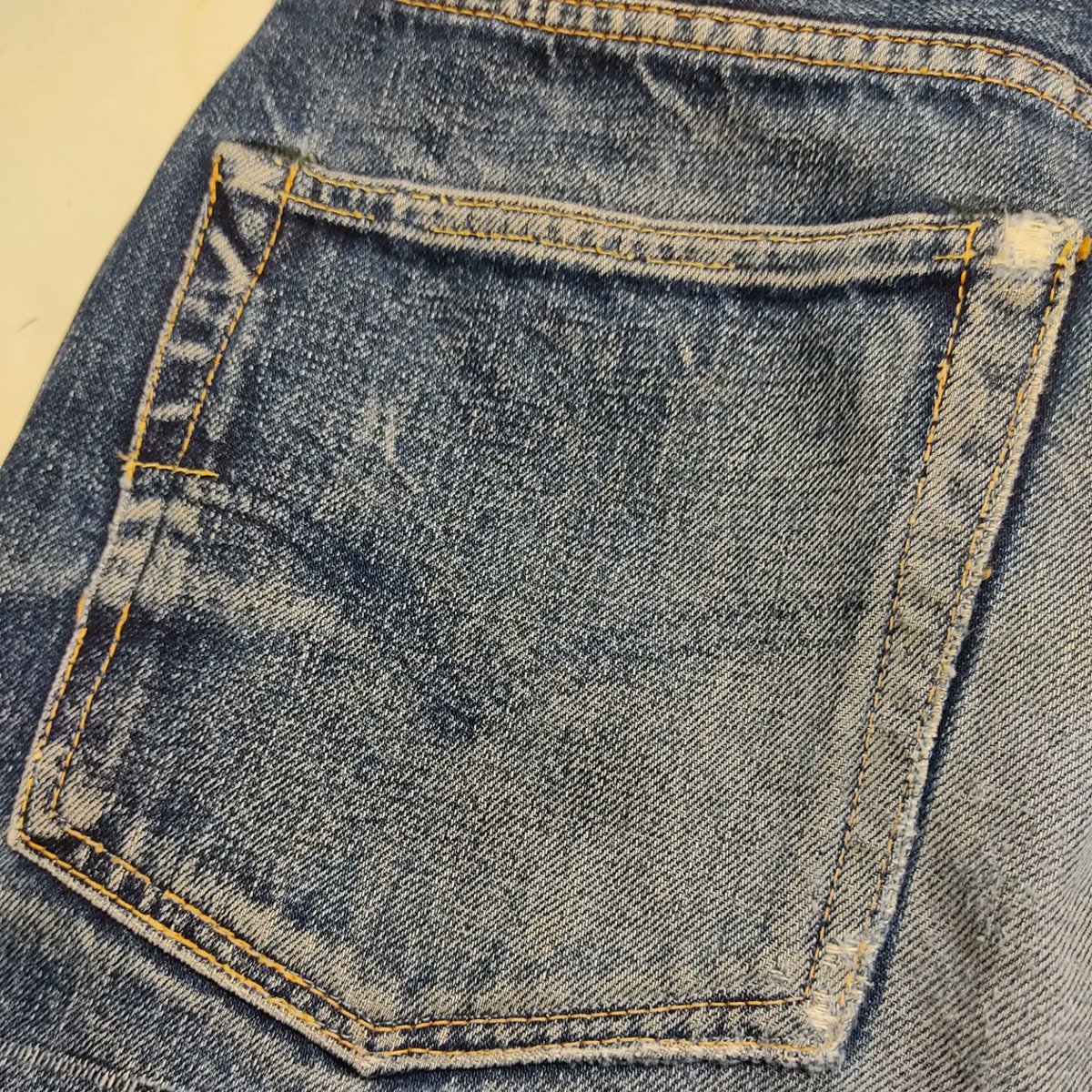 tak812's tweet photo. とにかく、ヴィンテージ並みに綿糸がボロボロで強度なんて全く無いなので、ついでに補強(⁠◔⁠‿⁠◔⁠)

水色？グレーのスパン糸でポケット外周から、気になるところまで…ミシンでガ〜ッ。

やっぱりミシン楽しい。

ありがとうございます。 https://t.co/F7GFoLNS8A