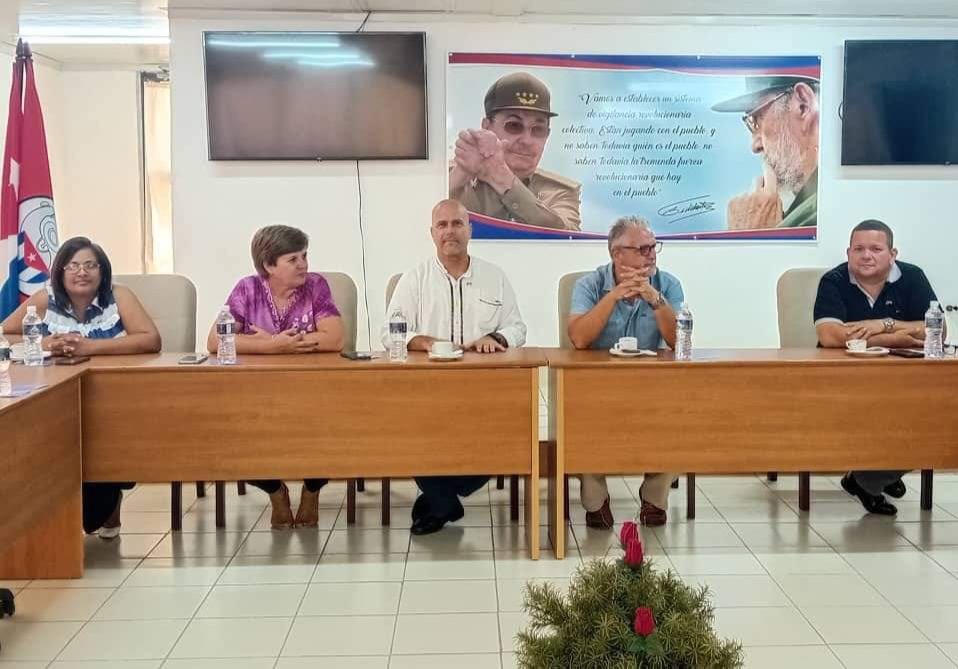 Nos visitó en la sede nacional de los #CDRCuba una delegación de la Central General de Trabajadores (CGT) de Francia, organización con largo historial de solidaridad con nuestro pueblo y fuertes vínculos con los CDR. #Cuba #CubaEsSolidaridad #GenteQueSuma