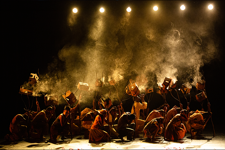 Teatro, música, danza, cantos y videoarte ¡todo en un sólo lugar! 🎭💃🏻 102 artistas se unen en escena para presentar 'Develaciones', una obra sobre la guerra y la paz en Colombia. Vive esta experiencia única dentro nuestro Teatro Digital aquí. 👇🏻 teatromayor.org/es/teatro-digi…