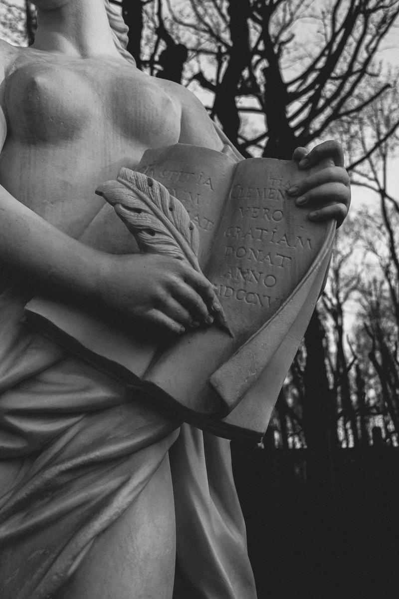 в Питере даже статуи за обнаженную грудь донат просят
