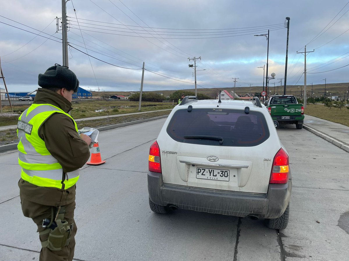 Por diferentes calles de la comuna de #Porvenir, @Carabdechile de la 3a Com. realiza controles preventivos, con el objetivo de fiscalizar vehículos con parabrisas polarizados y tubo escape modificado, los cuales no cumplan con la normativa vigente #LaPrevenciónEsNuestraEsencia