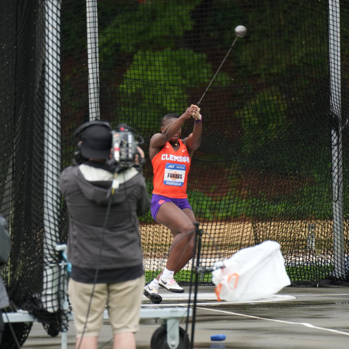 Marie Forbes is building quite a legacy with @ClemsonTrackXC! Yesterday, Marie won the Women's Hammer Throw at the 2024 ACC Outdoor Championships in dominant fashion! This made Marie the first Clemson woman since Jamine Moton in 2002 to win the event! 🧡💜