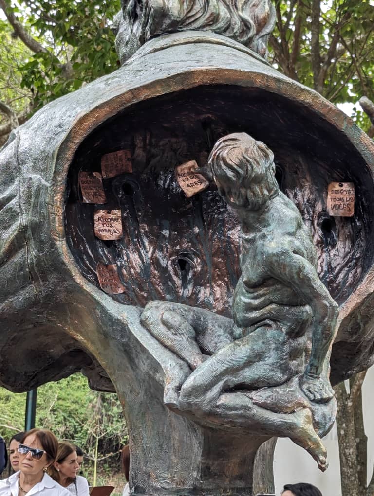 El poeta venezolano, #RafaelCadenas, Premio Cervantes 2022 fue inmortalizado con un busto en el Parque de los Escritores de @AlcaldiaBaruta

El artista plástico, #CarlosJairrán es autor de la obra que se une a las dedicadas a Gallegos, García Lorca y Szymborska.

📸: @maqroll30