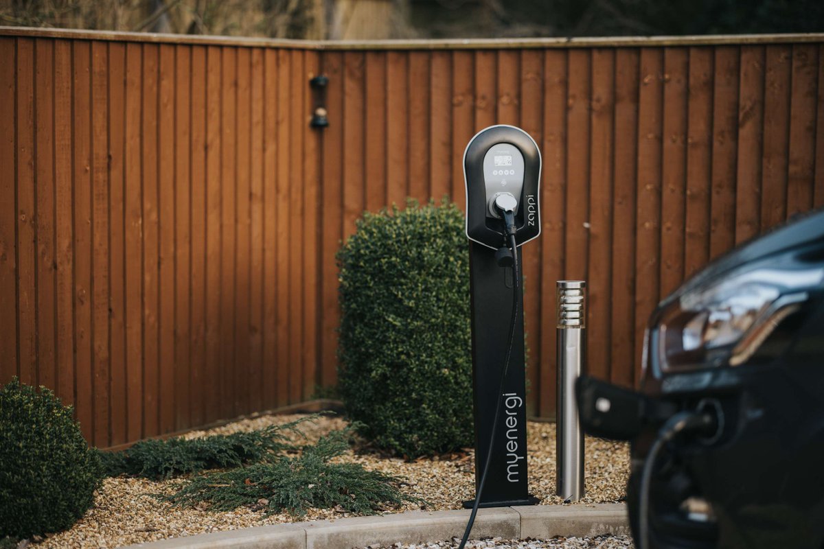 Charge smarter, not harder with zappi! 🧠 Our EV charger provides you with tailor-made charging to suit your lifestyle and demands ⚡️ Get connected: tinyurl.com/2ypyze45 #evcharging #homenergy #ecosmart #renewables #EVcharger