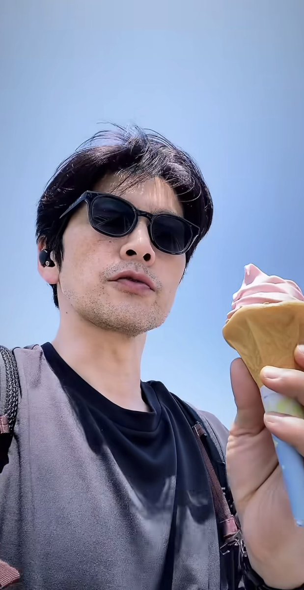 🟦芸能情報🟦
丸山智己

九州のとある空港にて
暑かったので
とりあえずイチゴソフトを食べました

#丸山智己 #ソフトクリーム食べがち