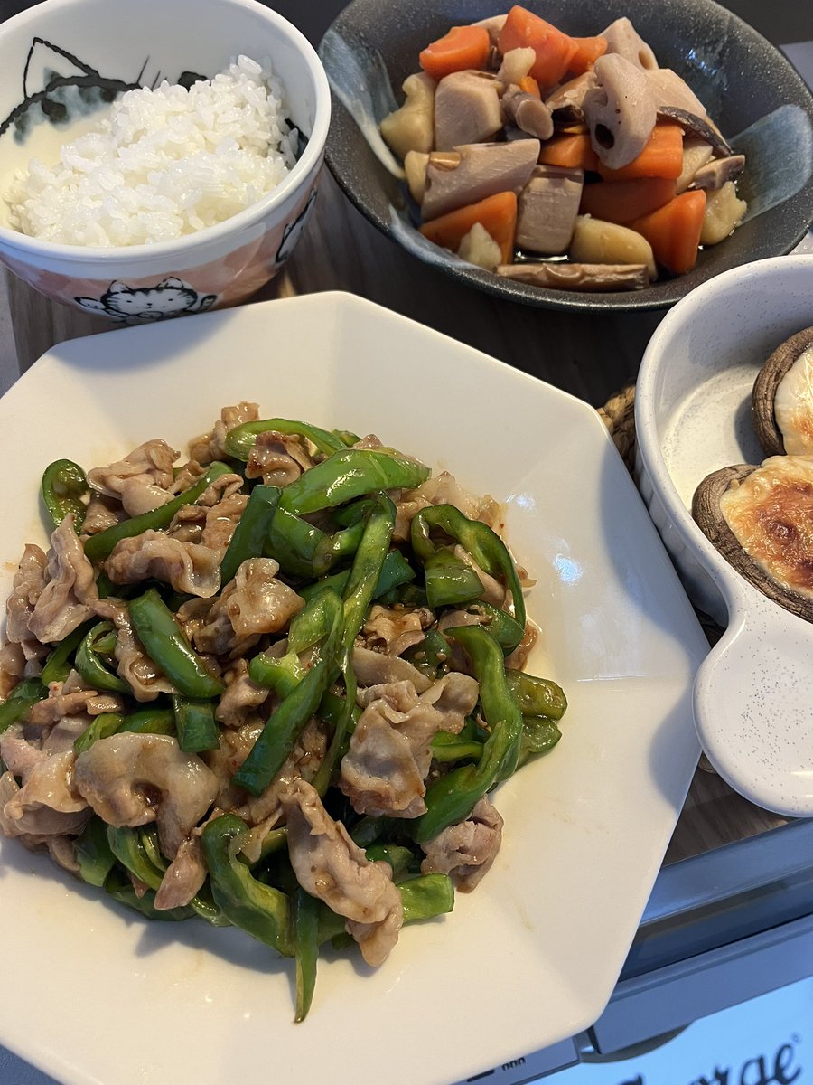 【おウチご飯】
ピーマン消費デー🫑　豚バラとの炒め物　レンコン消費デー🥕　ニンジンとジャガイモで煮物　シイタケ消費デー🍄‍🟫　チーズ乗せ焼き
ふぅちょっと片付いた　ごちそうさまでした😋
#おうちごはん