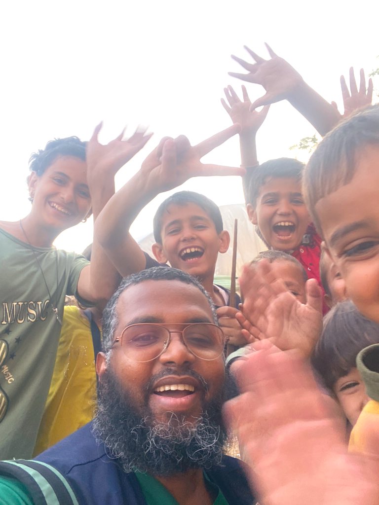 يسألني أحدهم: "هل ستخرجون من الحرب أحياء؟"

قلت: "نعم، إن شاء الله، إما أحياء عند ربهم يُرزقون، وإما أحياء نمشي على الأرض."