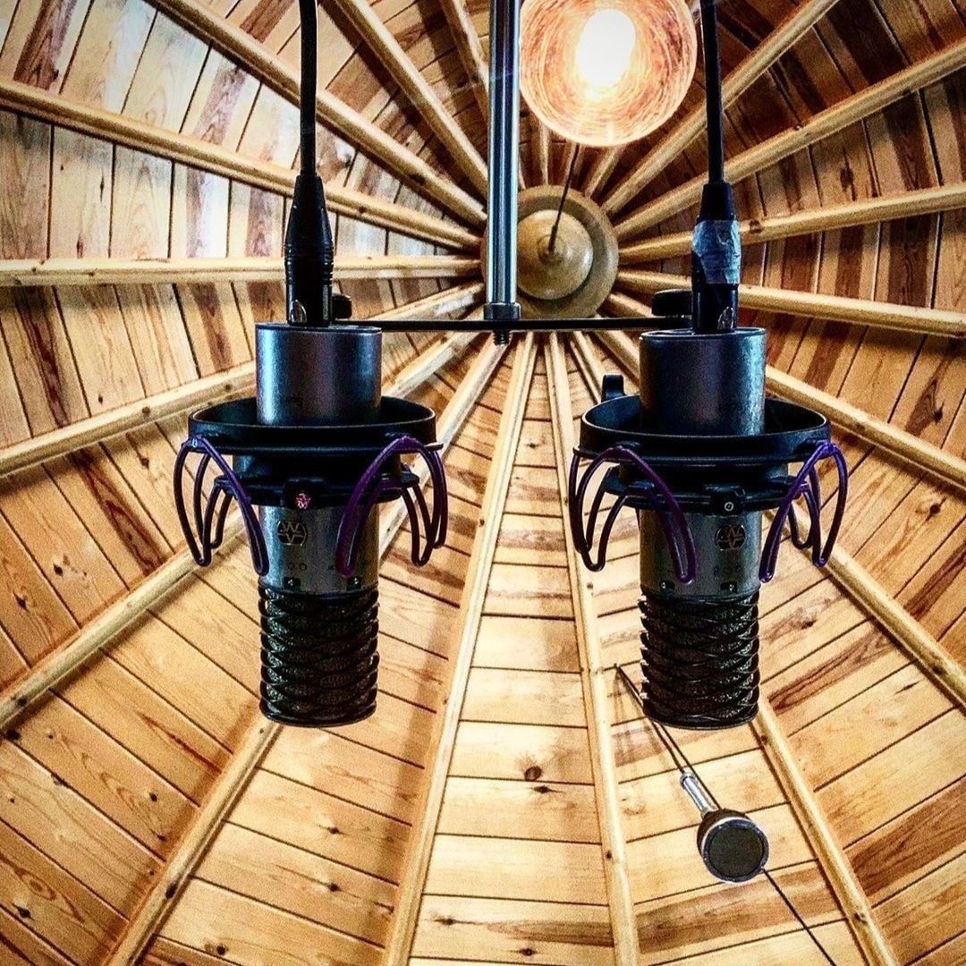 Aston_Mics's tweet photo. With our new Spirit and Origin stereo pair bundles you can capture all of the detail from your drum kit with ease. Plus they look pretty damn good flying high overhead βοΈ
πΈ Taken by Ash Soan at The Windmill Recording Studio
#astonmics #thepoweroftwo #astonorigin #astonspirit https://t.co/oysK5G8cXg