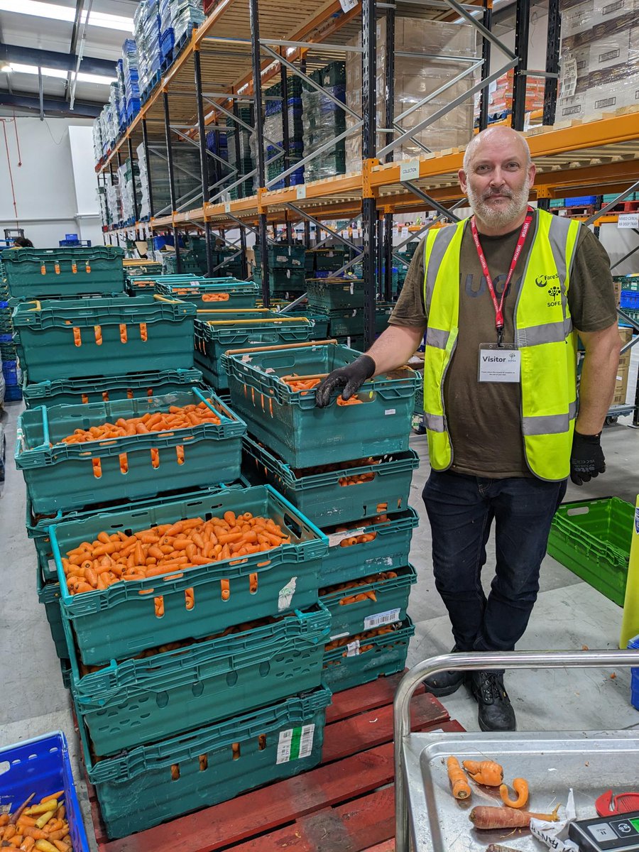 Today we were joined in the Didcot warehouse by volunteers from @BibbyFinanceUK who rolled up their sleeves and helped sort through a mountain of carrots. Thanks for stopping by and we hope to see you again soon. #CorporateVolunteers #FoodDistribution #ElbowGrease #Carrots