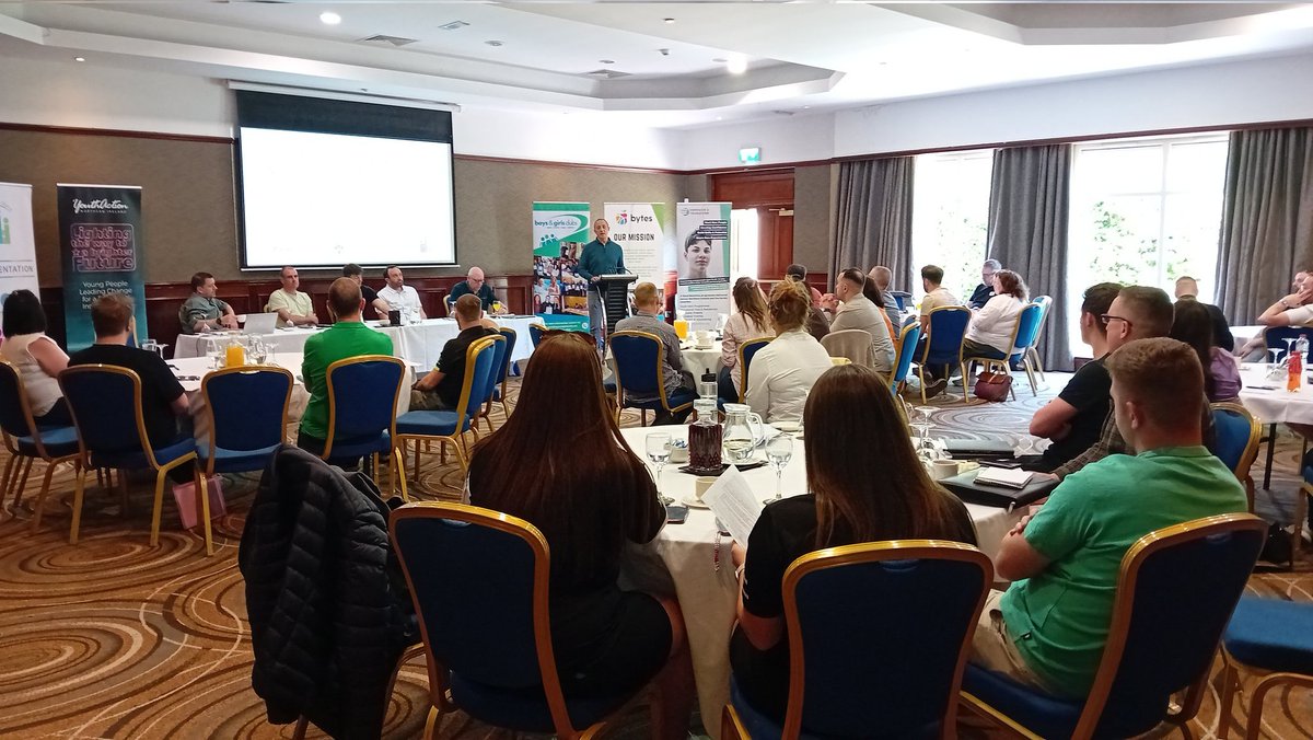 Our CEO along with @bytesproject, @bgc_ni, @YMCAIreland, @YINI_91 & @YouthActionNI leading the discussions on transforming local youth work delivery in the Voluntary/Community Sector. Some excellent discussions across local providers drawn from all 6 RVYOs.