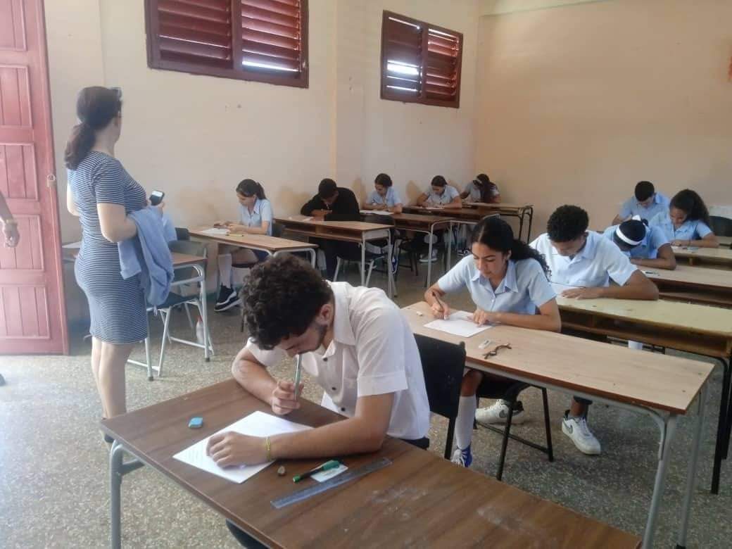 Se realiza hoy segundo examen 📝 de ingreso a la Educación Superior, con la prueba de español ✍️
Una jornada intensa para nuestros estudiantes, mucha suerte muchachos 💪 
#UniversidadCubana 
#ForjandoFuturo