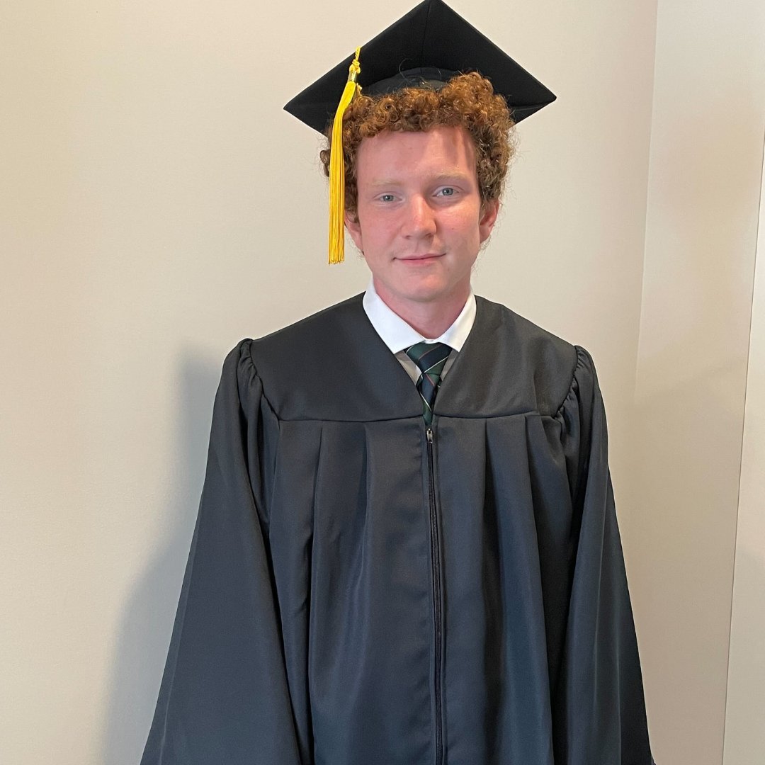 📸Look who's celebrating graduation! We couldn't be prouder of our fantastic laboratory interns, Alexia Gorka &amp; Ryan Signiski. They look amazing in their caps &amp; gowns!🎓 Wishing you both continued success as you step into your next chapter.👏

#GraduationDay #ProudMoment #OmniVis
