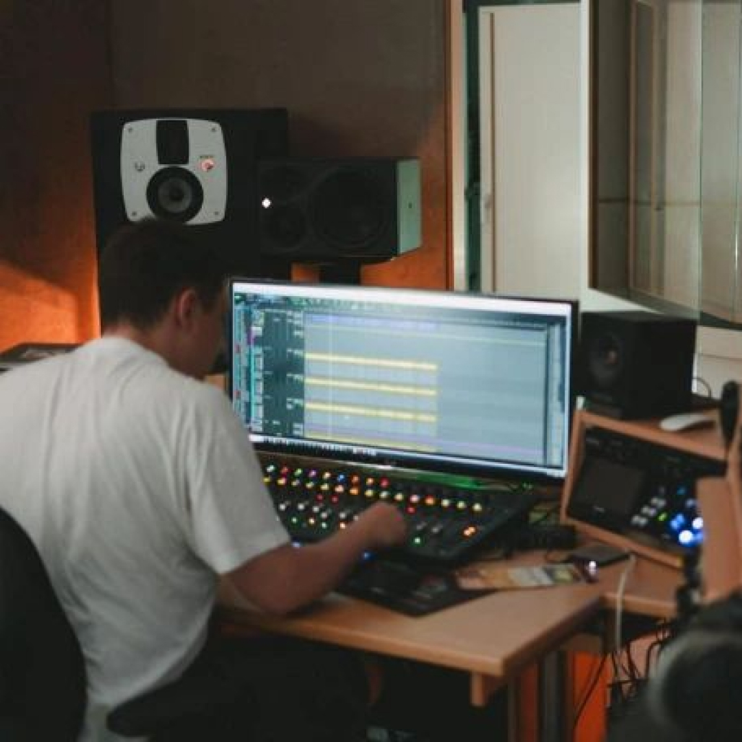 Find our main monitors at @jb_tonstudio in Germany 🙌 Have you ever listened to the SC3010 or SC3012? #eveaudio #SC3010 #SC3012 #studiomonitors #recordingstudio #production #masteringengineer #recordingengineer