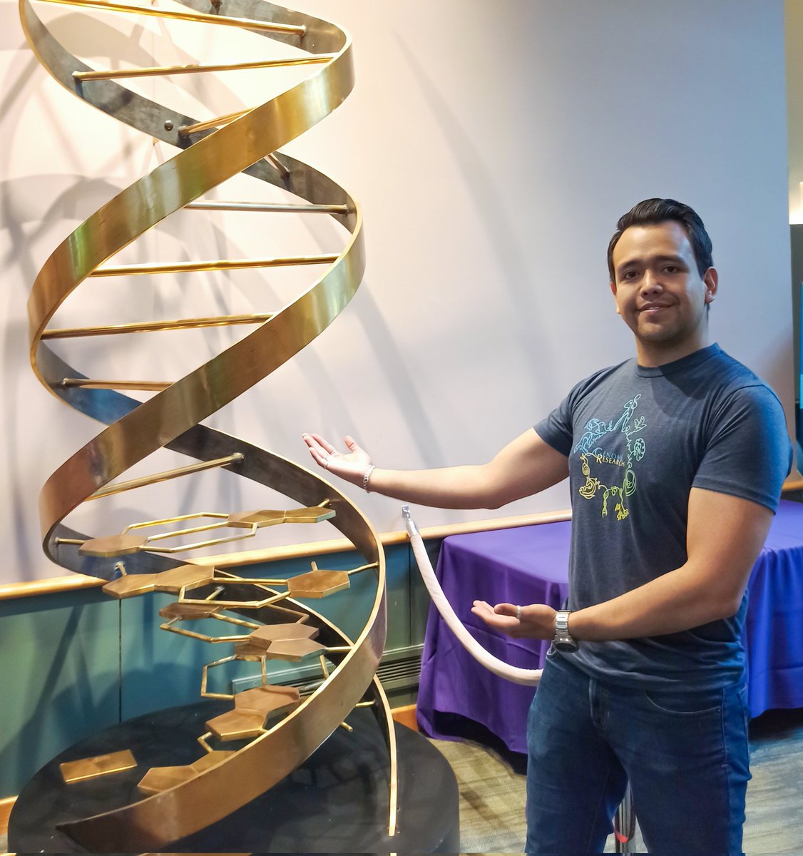 What is a genomics conference without a huge double helix? 🧬 Having a great time at #bog24 with my new t-shirt designed by @ATJCagan, courtesy of @genomeresearch #longreadsforlife