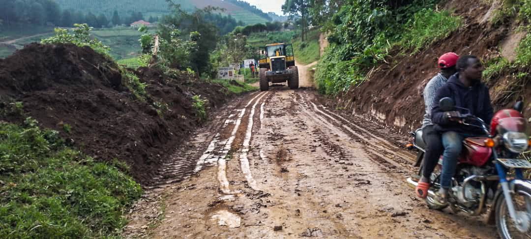 NOW: Our maintenance team in Kabale is currently clearing landslides along Hamurwa—Kerere—Kanungu road—to ensure safety of road users and uninterrupted traffic flow. These landslides in the area are mainly triggered by heavy rainfall or human activities. #UNRAworks