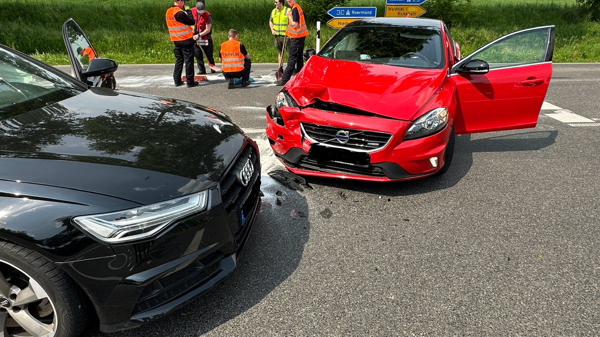 NEWS_KR_HS's tweet image. Wegberg / Grenzlandring: Fahrzeuge kollidieren im Kreuzungsbereich 

heinsberg-magazin.de/2024/05/10/weg… 

#Verkehrsunfall #L400 #Wegberg #Grenzlandring #heinsbergmagazin #feuerwehr #polizei #Abschleppdienst