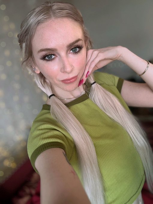 Never too busy for a selfie https://t.co/be65uevUht