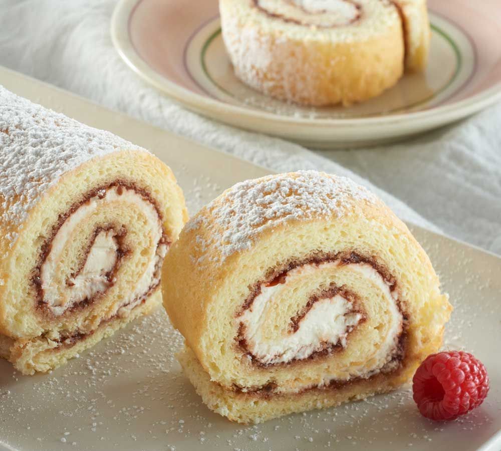 Keep you summer desserts light and bright with this @MIOcoaltion berry jam Swiss roll that's sure to when over the guest at any backyard cookout. #FridayFoods #MadeInOklahoma #SupportLocal bit.ly/mio-berry-jam-…