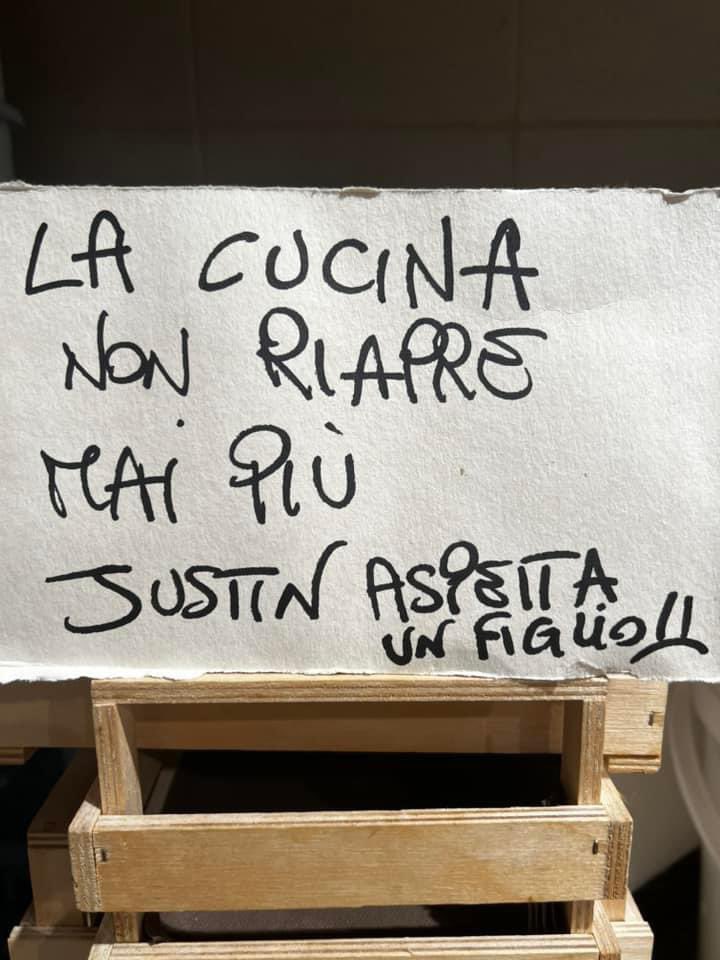 Guardate il cartello che una Belieber ha appeso fuori dal suo ristorante dopo aver appreso che Justin Bieber avrà un bambino! 🤣