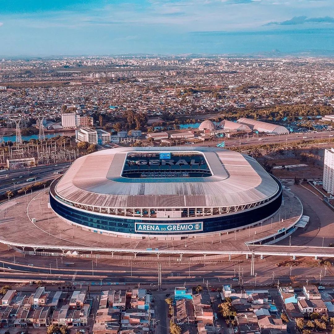 ملعب غيرميو  إسمه Gremio Arena
سعته 60ألف 
وملعب إنترناسيونال  إسمه Estádio Beira-Rio
سعته 51ألف كان (أحد ملاعب مونديال 2014 )