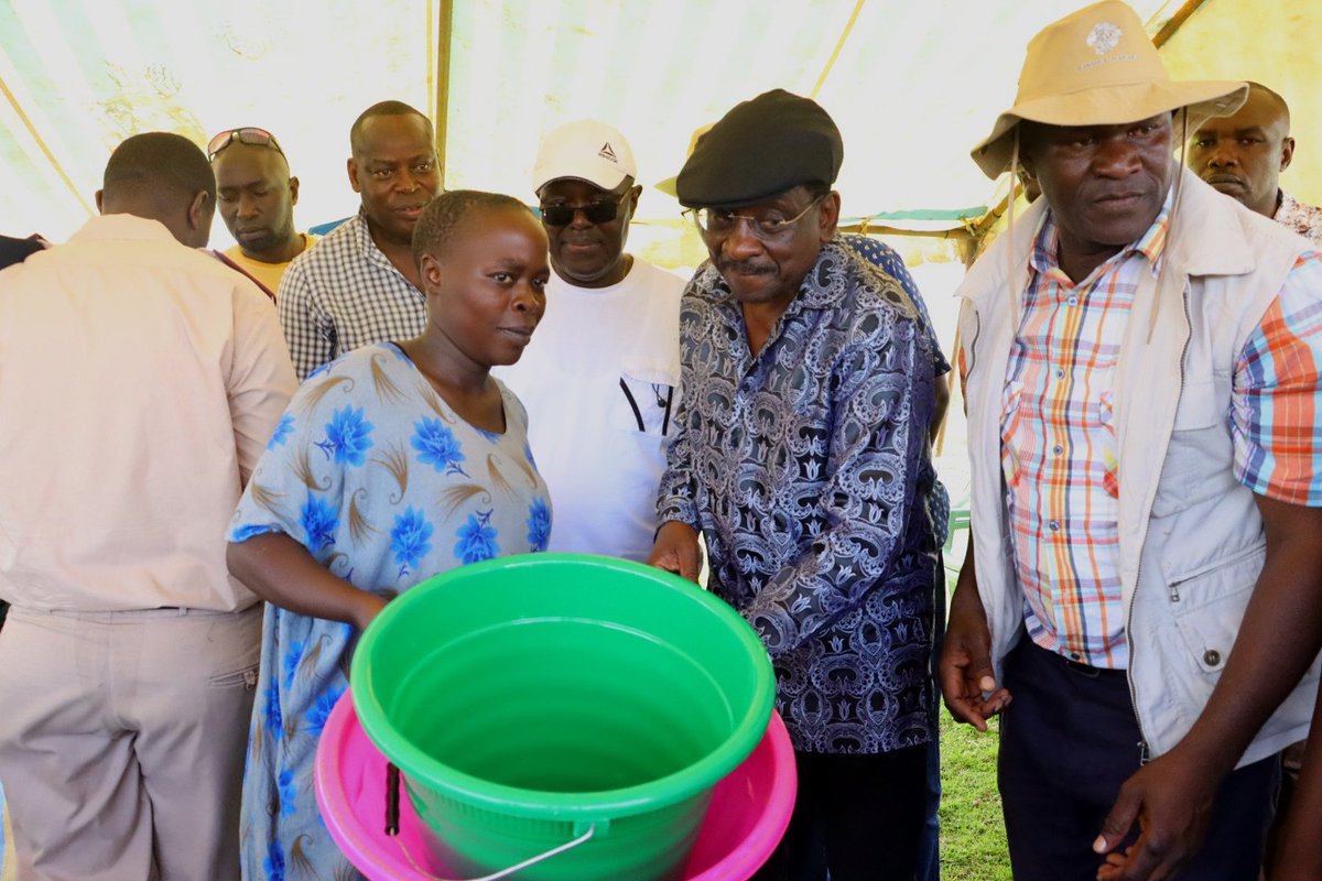 Today I took time to visit the flood victims and displaced persons within Siaya County. I interacted with them as I listened to the challenges they are facing. My administration has distributed assorted items including food and non-food items for their use during these…