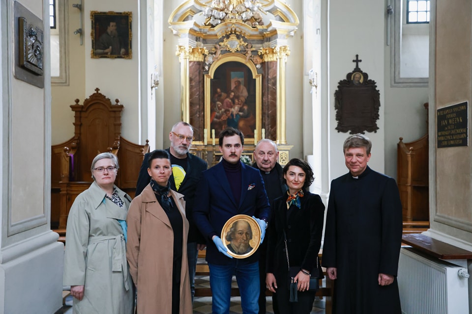 Wspaniałe wieści z Łowicza! Po ponad trzydziestu latach, portret epitafijny kanonika Adama Kazimierza Oporowicza powrócił do kościoła kolegiackiego Wniebowzięcia NMP. To kolejny z ponad 700 obiektów odzyskanych dzięki działaniom restytucyjnym MKiDN. gov.pl/web/kultura/od…