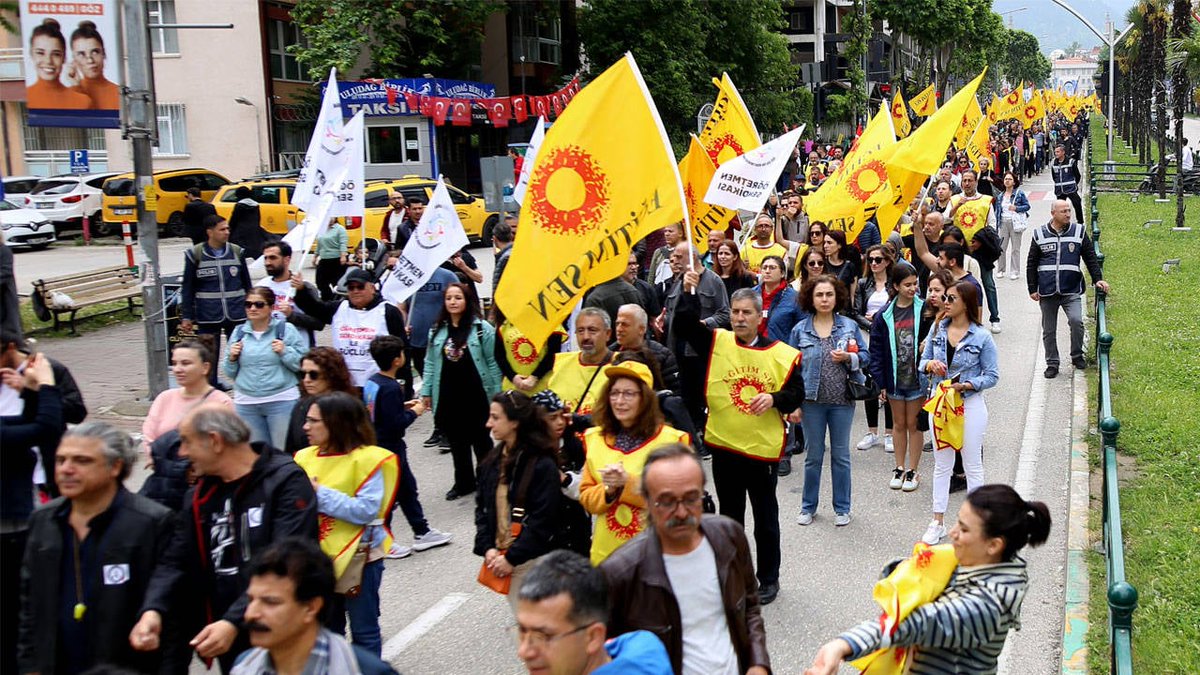 Eyüpsultan’da özel bir lise müdürünün okuldan atılan öğrencisi tarafından öldürülmesine tepki gösteren eğitimciler 81 ilde iş bıraktı. Eğitim emekçileri, Ankara'da MEB önünden Meclis'e yürüdü. Diğer kentlerde ise il milli müdürlükleri önünde eylem gerçekleştirildi. Eylemlerde…